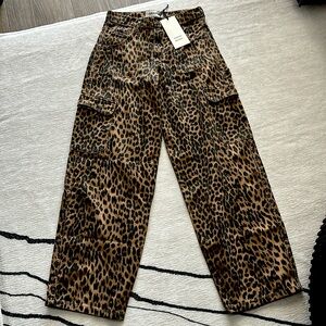 Leopard print. 80%, 20% recycled cotton
Five-pocket cargo
Front zip